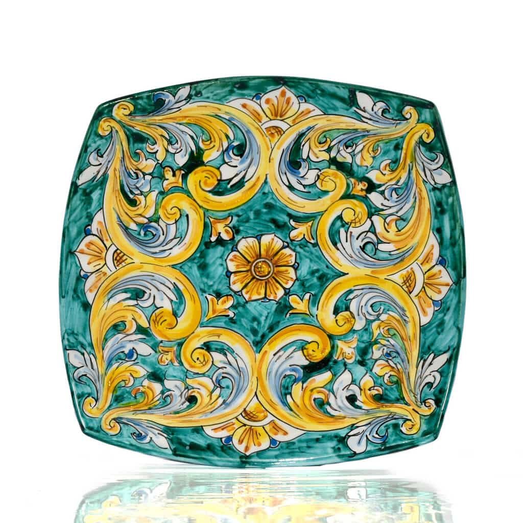 Piatto ornato verde in ceramica di caltagirone